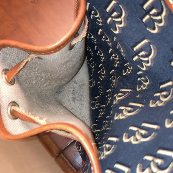 DOONEY & BOURKE BLACK & TAN SHOULDER BAG. VERY CLEAN! ALMOST LIKE NEW - Picture 10 of 15